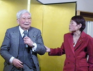 2011年2月 退職パーティー。川崎先生の話に夫人が訂正と注文